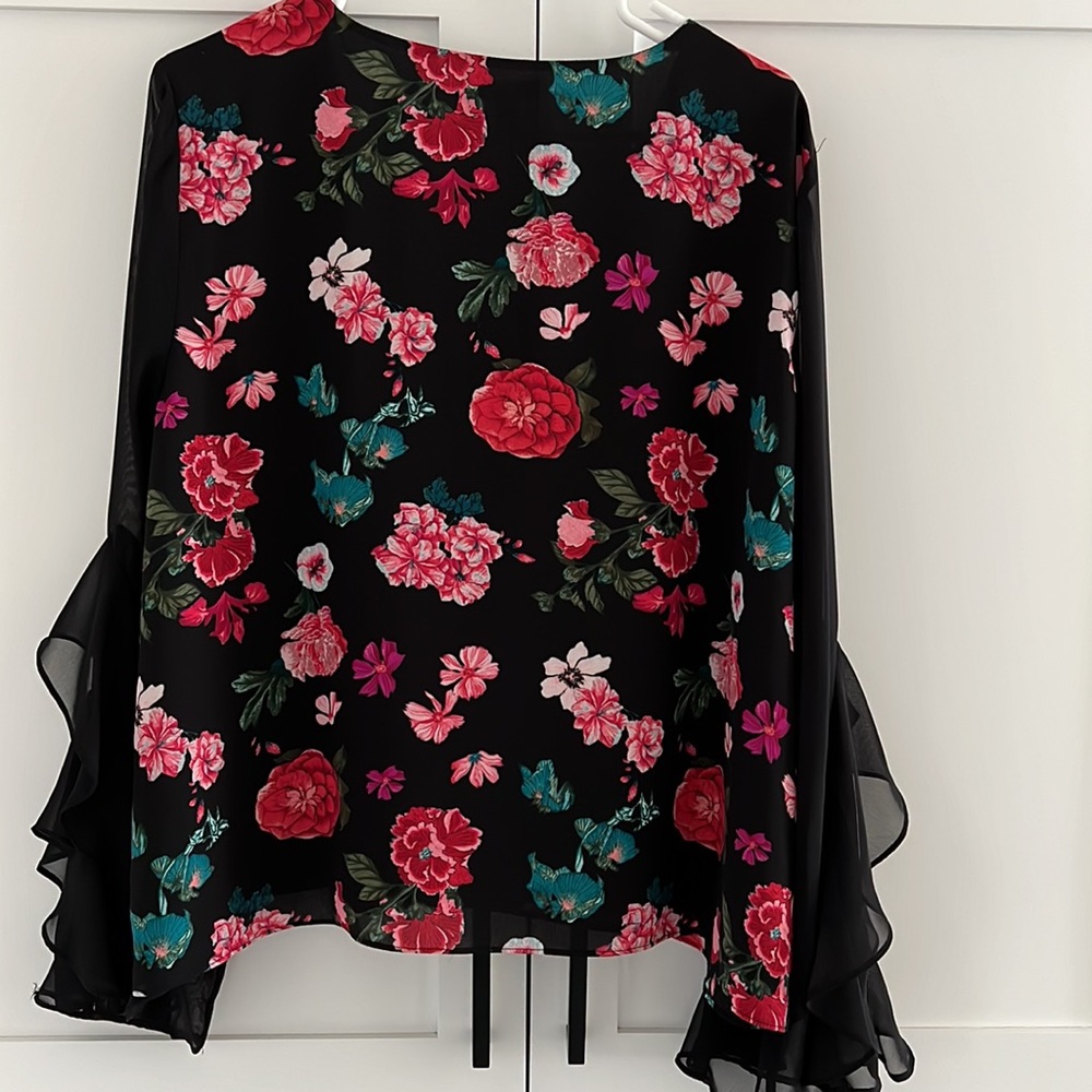 Vince Camuto Black Blouse with Graphic Floral and Long Bell Sleeves - Picture 4 of 6